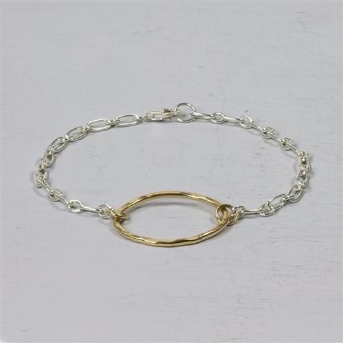 Deze armband van Jeh Jewels is gemaakt van 925 sterling zilver met in het midden een ovaal gemaakt van Goldfilled. De armband kan korter gedragen worden, doordat je de sluiting aan iedere andere schakel kunt vastmaken. De maximale lengte is circa 18 cm.