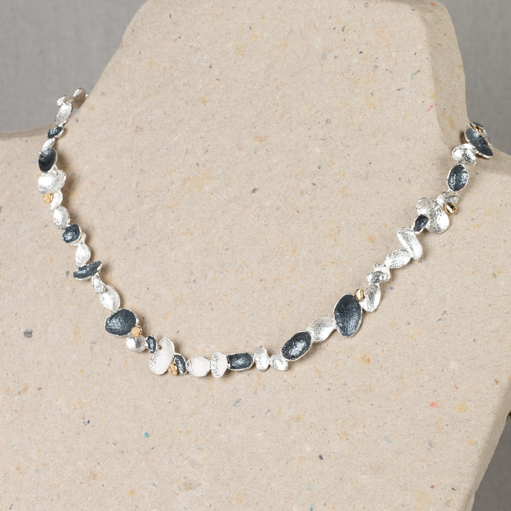 Dit prachtige collier met vleugels is vervaardigd van zilver en zilver verguld. Het collier is perfect om elke outfit een elegante touch te geven. Draag het bij voorkeur met een laag uitgesneden top om de vleugels mooi te laten uitkomen. De subtiele glans van het zilver zal zeker de aandacht trekken. Voeg deze unieke ketting toe aan je sieradencollectie!