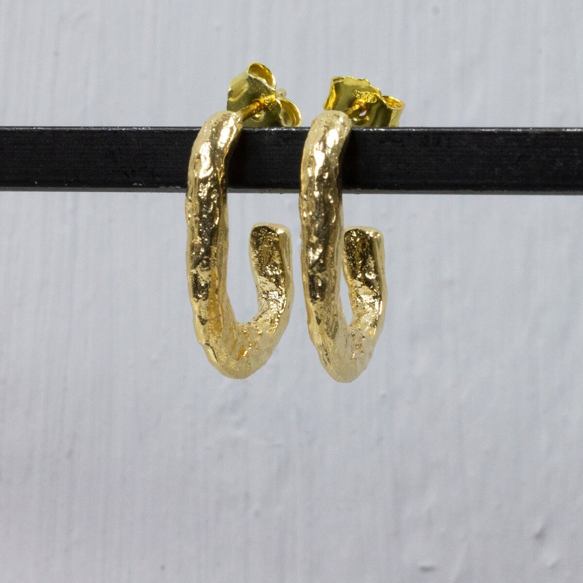 Deze Jeh Jewels oorstekers zijn gemaakt van 925 sterling zilver en zilver verguld in de vorm van een grote organische lus.