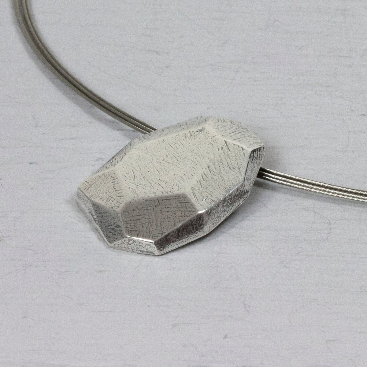 Jeh Jewels hanger gemaakt van 925 sterling zilver in de vorm van een diamant. De glans van 925 sterling zilver maakt het een gewild edelmetaal voor de vervaardiging van sieraden. Het bestaat uit 92,5% puur zilver en 7,5% koper. Puur zilver is een zacht en buigzaam materiaal, het koper in 925 sterling zilver zorgt voor de stevigheid. De sieraden van Jéh Jewels zijn nikkel vrij.