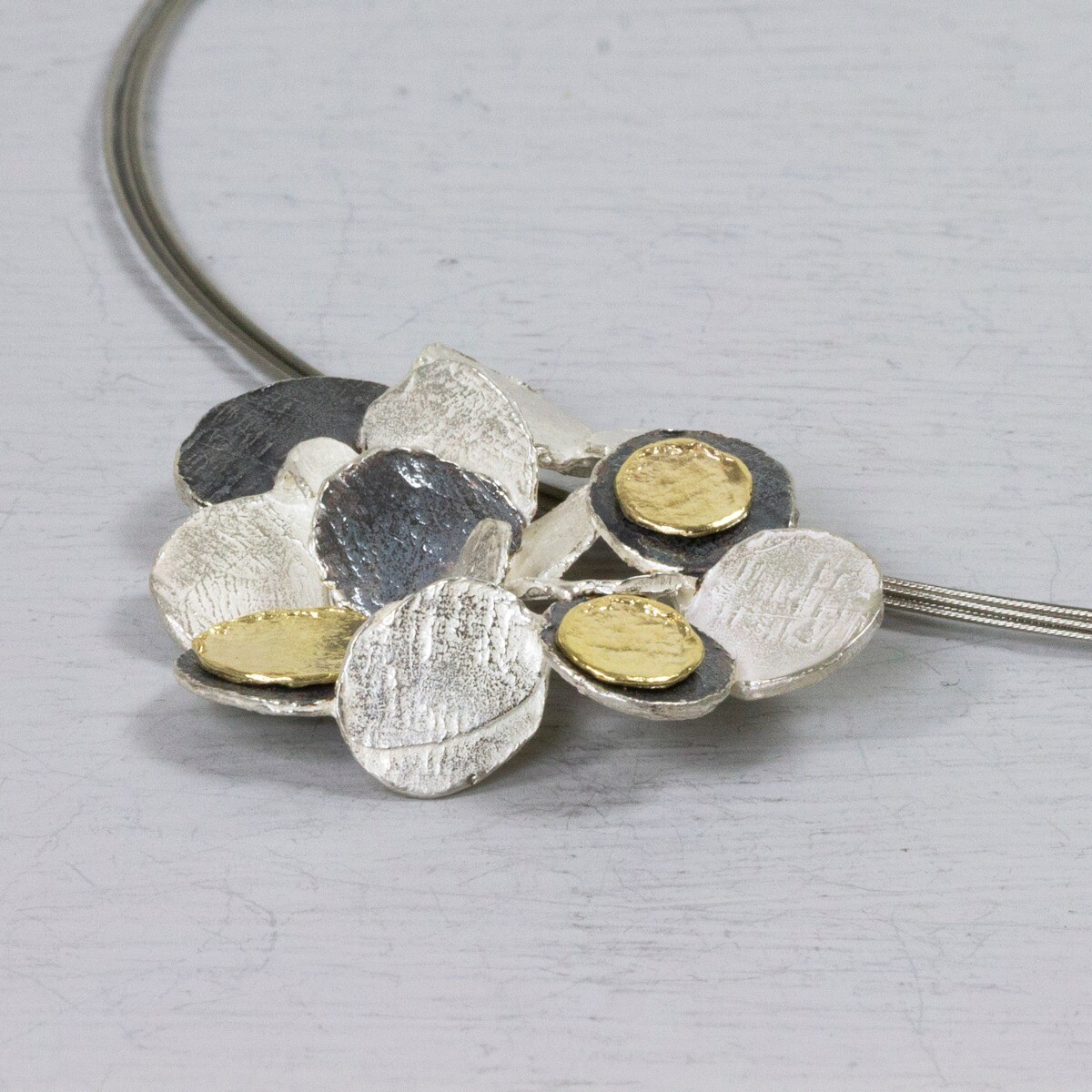 Hanger gemaakt van 925 sterling zilver in combinatie met geoxideerd zilver en zilver verguld. Je kunt deze hanger mooi combineren met een spang. Draag hem met een paar oorbellen, een ring en een armband voor een complete look!