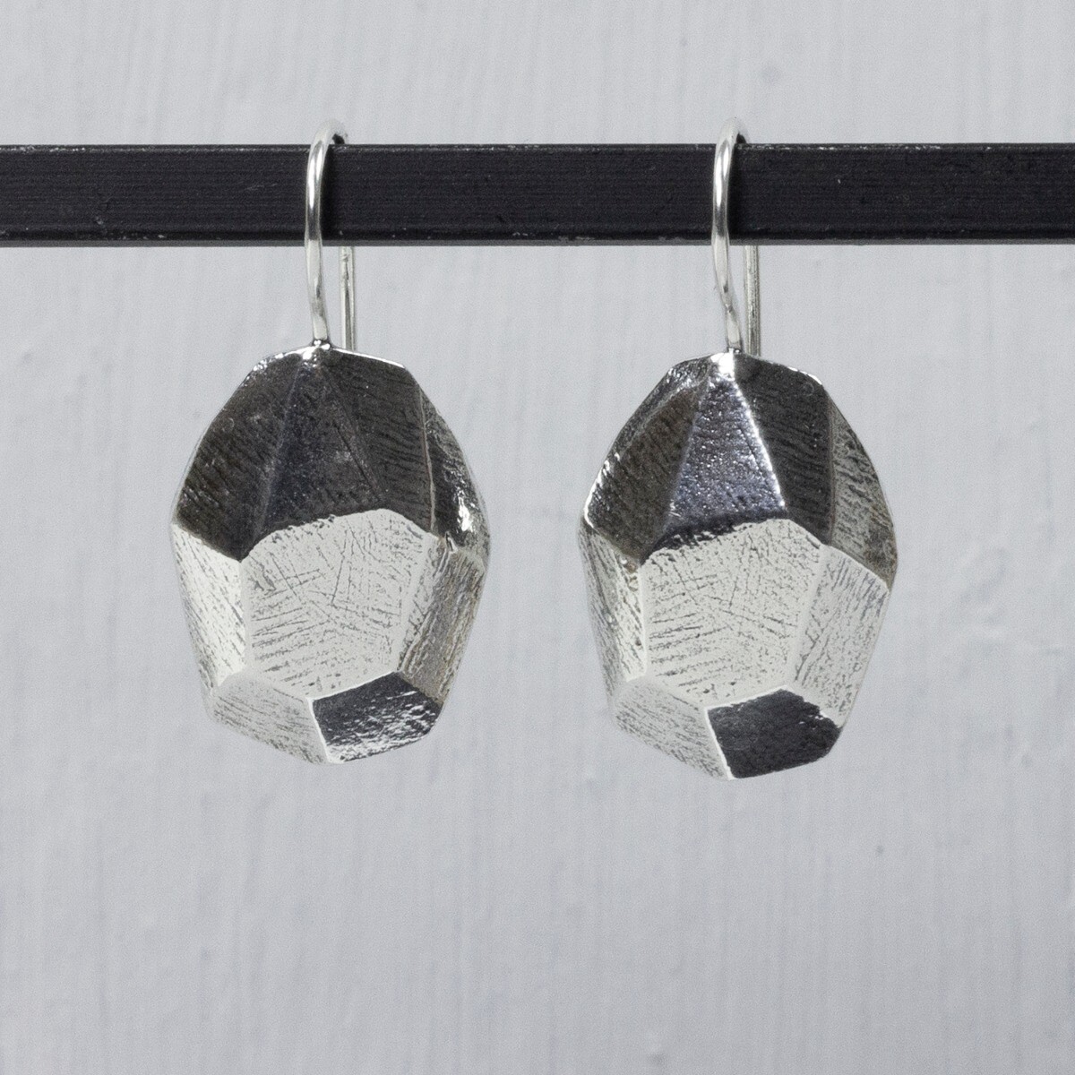 Oorbellen van Jeh Jewels gemaakt van 925 geoxideerd sterling zilver. Deze feestelijke oorbellen lijken door de afgeslepen kanten, net diamanten. De glans van 925 sterling zilver maakt het een gewild edelmetaal voor de vervaardiging van sieraden. Het bestaat uit 92,5% puur zilver en 7,5% koper. Puur zilver is een zacht en buigzaam materiaal, het koper in 925 sterling zilver zorgt voor de stevigheid. De sieraden van Jéh Jewels zijn nikkel vrij. Op dit sieraad is gebruik gemaakt van geoxideerd zilver, dit is een oppervlakte bewerking. Het is mogelijk dat de geoxideerde laag na verloop van tijd door slijtage gaat vervagen.