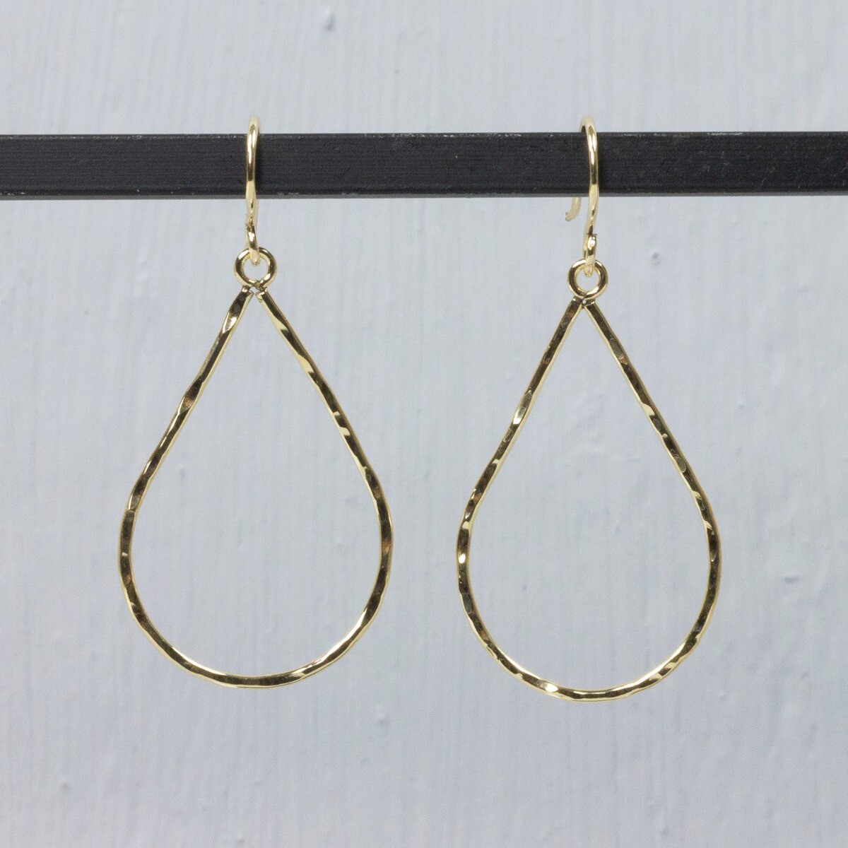 Oorhangers van Jeh Jewels gemaakt van Goldfilled. De oorhaners zijn druppelvormig en door de hamerslag bewerking schitteren ze nog mooier.