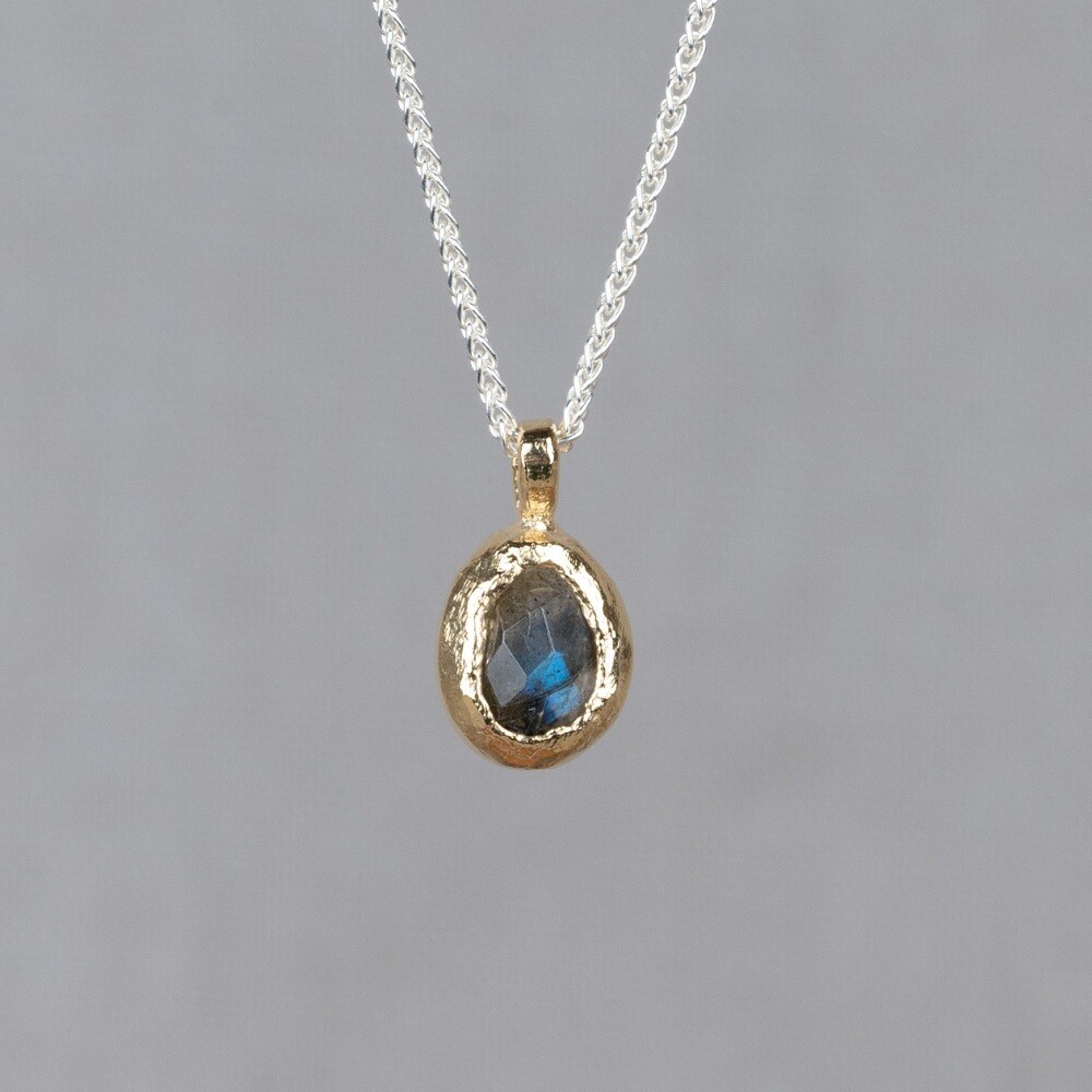 Collier gemaakt van 925 sterling zilver. Aan het collier hangt een gefacetteerde Labradoriet, omhult met zilver verguld. Labradoriet is een sterk beschermende en spirituele steen. Het beschermt het eigen energieveld (aura) tegen negatieve invloeden uit de omgeving.