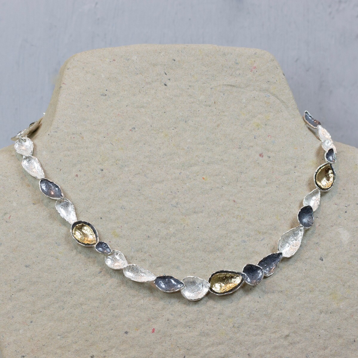 Collier gemaakt van 925 sterling zilver, geoxideerd zilver en zilver verguld. Dit collier is een collier zoals u het van Jéh Jewels verwacht, creatief, robuust en met de kenmerkende drie kleuren.