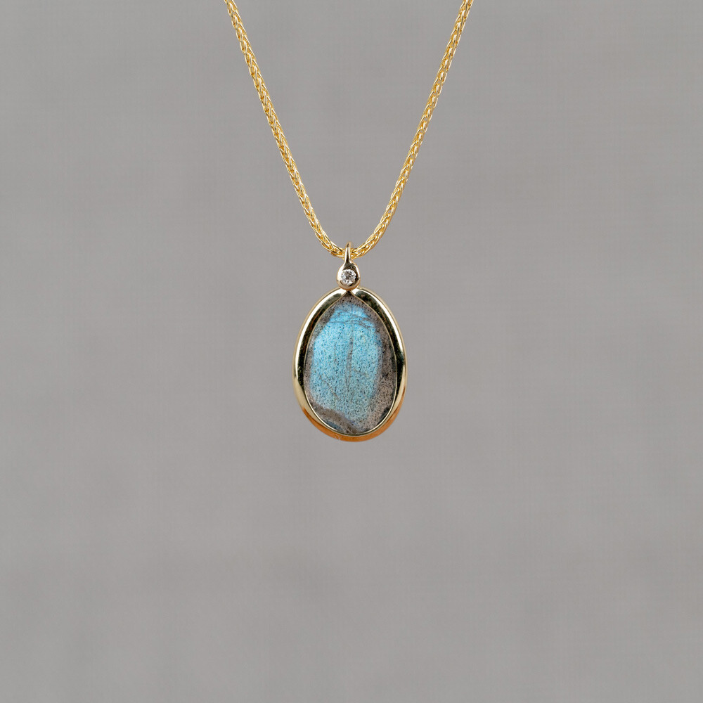Collier gemaakt van 14 karaat in combinatie met Labradoriet en Diamant. Dit collier kan gedragen worden op 42 en 45 cm dankzij het extra oogje. Combineer met de andere gouden sieraden uit de Rocky-lijn.