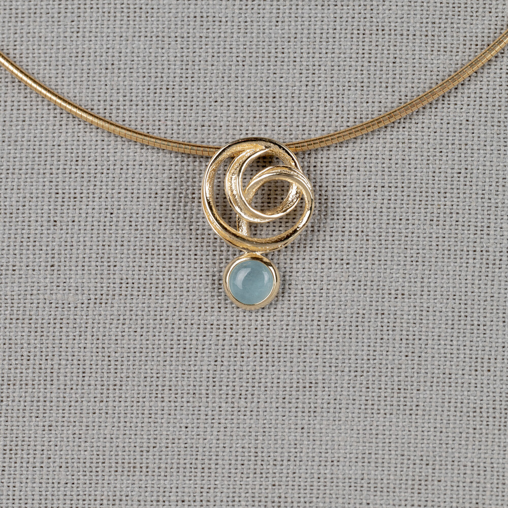 Hanger gemaakt van 14 karaat goud in combinatie met een edelsteen. Deze is verkrijgbaar met Black Rutiel, Gold Rutiel, Milky Aquamarijn, Labradoriet en Regenboog Maansteen.