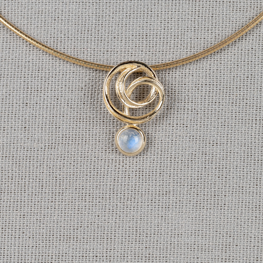 Hanger gemaakt van 14 karaat goud in combinatie met een edelsteen. Deze is verkrijgbaar met Black Rutiel, Gold Rutiel, Milky Aquamarijn, Labradoriet en Regenboog Maansteen.