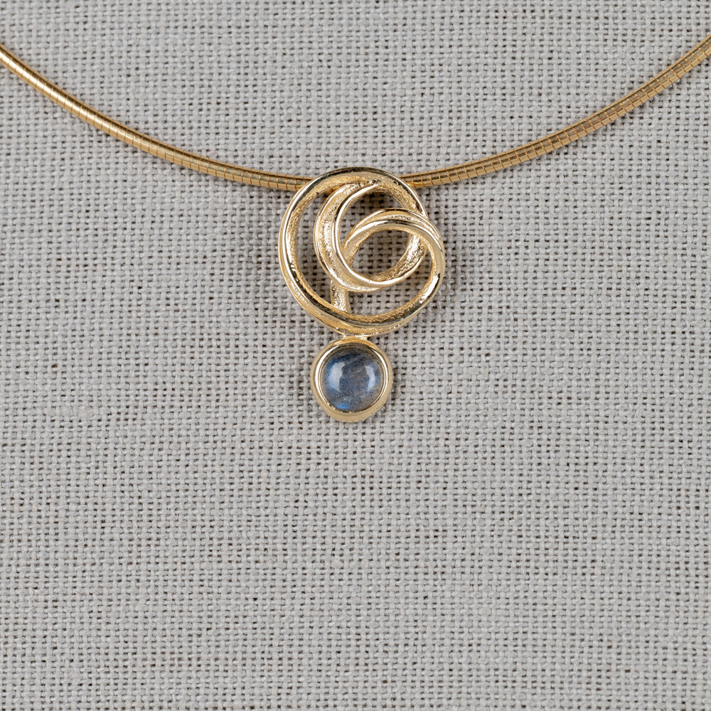 Hanger gemaakt van 14 karaat goud in combinatie met een edelsteen. Deze is verkrijgbaar met Black Rutiel, Gold Rutiel, Milky Aquamarijn, Labradoriet en Regenboog Maansteen.