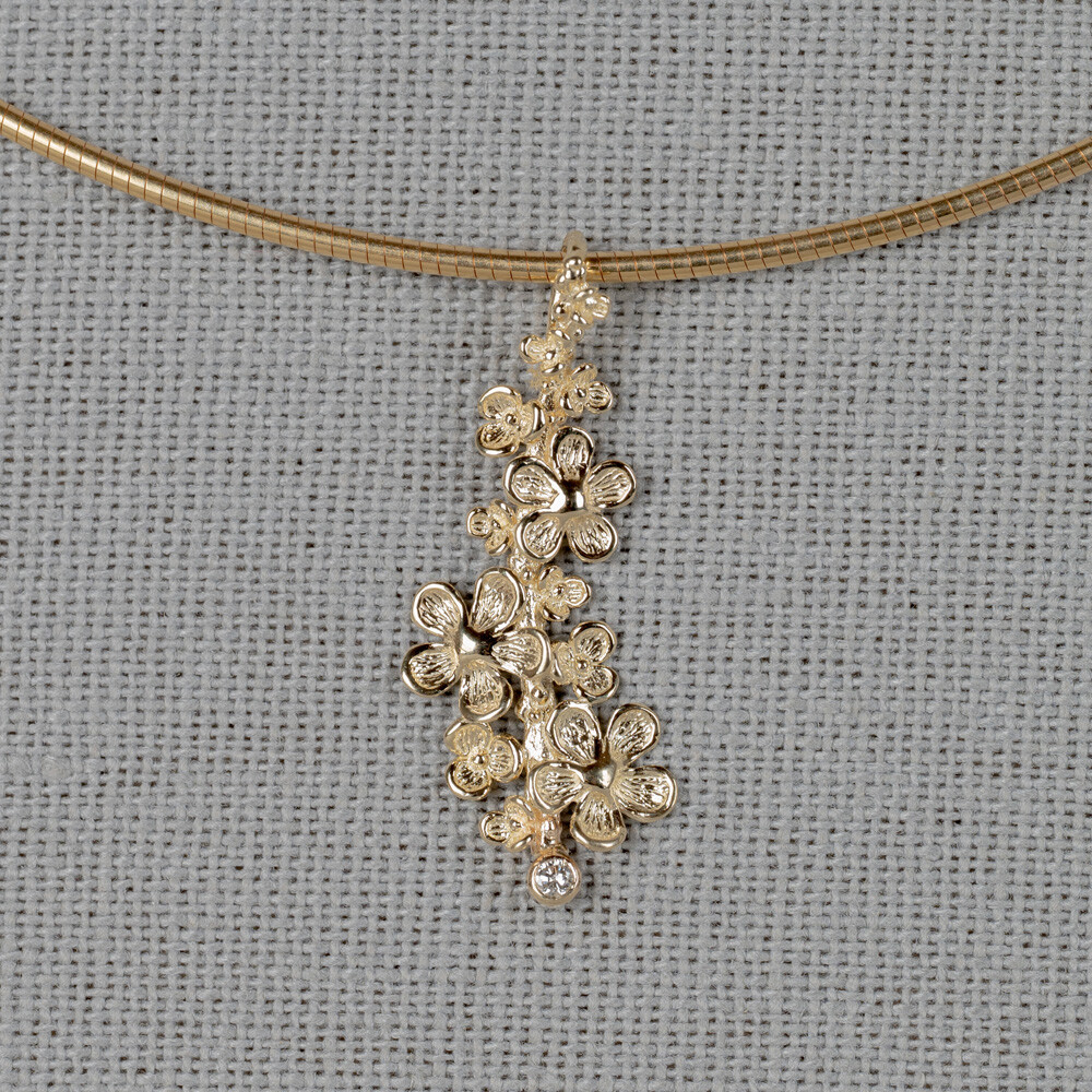 Hanger gemaakt van 14 karaat goud in combinatie met diamant en bloesem. Deze hanger uit de Blossom-lijn van Jeh Jewels kun je perfect dragen met de andere gouden sieraden uit deze lijn!
