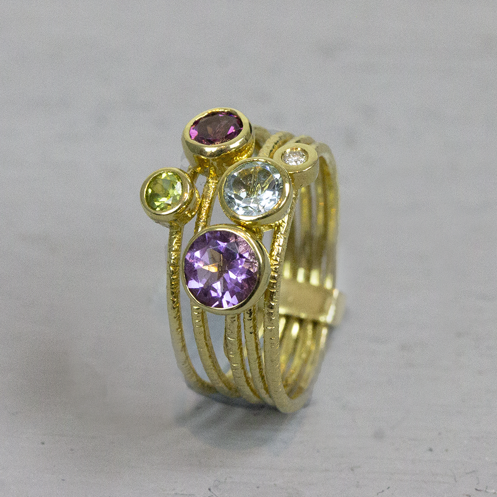 Ring gemaakt van 14 karaat goud, met verschillende edelstenen. Bij Jeh Jewels werken wij met echte edelstenen, dit zijn natuurlijke producten waardoor niet iedere steen hetzelfde is. Ieder sieraad is hierbij dus uniek. De kleur en structuur van de steen kan afwijken van de foto op de website. De gouden sieradenlijn van Jéh is gemaakt van 14 karaats goud. Dit karaatgehalte wordt in Nederland het meest gebruikt, vanwege de hardheid en de kleur. Puur goud is te zacht om draagbare sieraden van te maken, daarom worden er bij metalen gebruikt. Vaak wordt er zilver en koper gebruikt zodat je kunt blijven spreken van 'edele metalen'. Bij 14 karaat goud zijn er van de 1000 delen, 585 delen puur goud. De overige 415 delen bestaan dus uit de overige metalen.