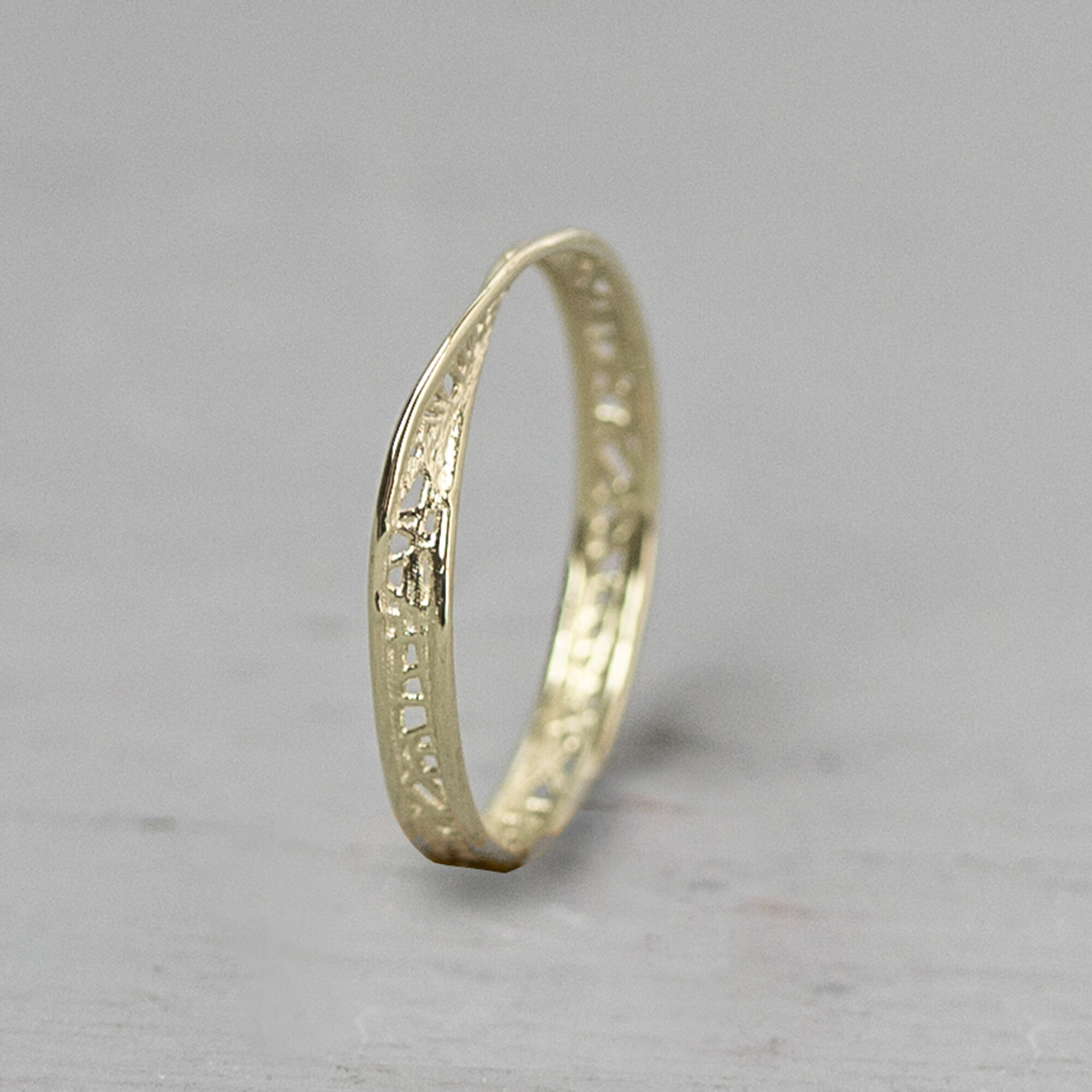 Ring gemaakt van 14 karaat goud met twist, neem contact met ons op over de verschillende maten, prijzen en mogelijkheden. *Prijswijzigingen voorbehouden in verband met goudkoers en gewicht! De gouden sieradenlijn van Jeh is gemaakt van 14 karaats goud. Dit karaatgehalte wordt in Nederland het meest gebruikt, vanwege de hardheid en de kleur. Puur goud is te zacht om draagbare sieraden van te maken, daarom worden er bij metalen gebruikt. Vaak wordt er zilver en koper gebruikt zodat je kunt blijven spreken van 'edele metalen'. Bij 14 karaat goud zijn er van de 1000 delen, 585 delen puur goud. De overige 415 delen bestaan dus uit de overige metalen.