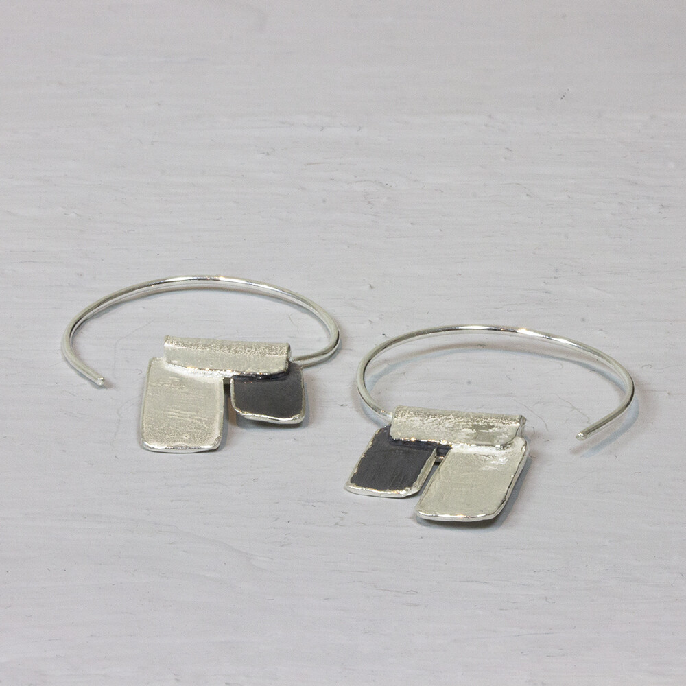 Oorhoepels gemaakt van 925 sterling zilver in combinatie met geoxideerd zilver. Met deze oorbellen heb je altijd een beste kant! De glans van 925 sterling zilver maakt het een gewild edelmetaal voor de vervaardiging van sieraden. Het bestaat uit 92,5% puur zilver en 7,5% koper. Puur zilver is een zacht en buigzaam materiaal, het koper in 925 sterling zilver zorgt voor de stevigheid. De sieraden van Jeh Jewels zijn nikkel vrij. Op dit sieraad is gebruik gemaakt van geoxideerd zilver, dit is een oppervlakte bewerking. Het is mogelijk dat de geoxideerde laag na verloop van tijd door slijtage gaat vervagen.
