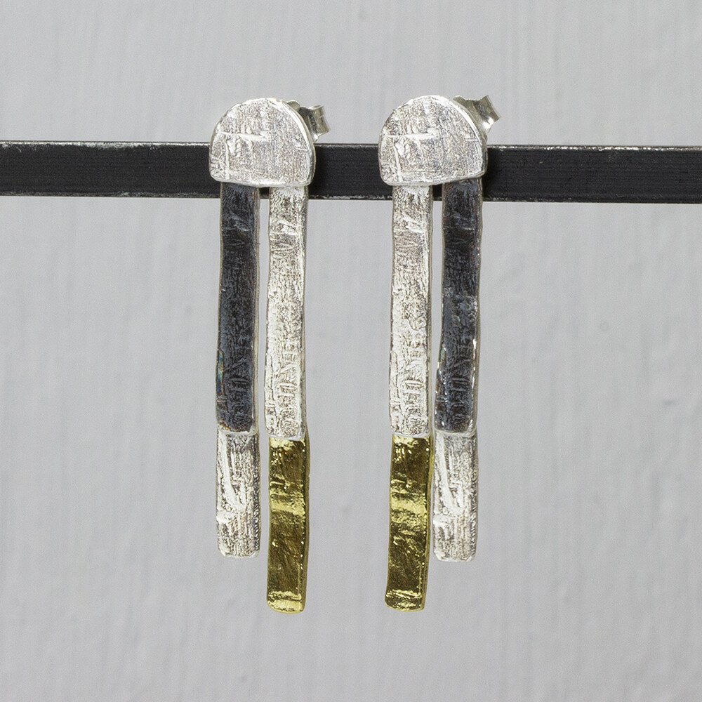 Oorstekers gemaakt in de drie kleuren van Jeh Jewels. De lange oorbellen met een steker op het oor vallen mooi recht naar beneden. De glans van 925 sterling zilver maakt het een gewild edelmetaal voor de vervaardiging van sieraden. Het bestaat uit 92,5% puur zilver en 7,5% koper. Puur zilver is een zacht en buigzaam materiaal, het koper in 925 sterling zilver zorgt voor de stevigheid. De sieraden van Jéh Jewels zijn nikkel vrij. Op dit sieraad is gebruik gemaakt van geoxideerd zilver, dit is een oppervlakte bewerking. Het is mogelijk dat de geoxideerde laag na verloop van tijd door slijtage gaat vervagen. Vergulden is het bedekken van een voorwerp met een laagje goud. Dit artikel is door een goudbad gehaald wat ervoor zorgt dat het zilver volledig bedekt wordt met een laagje goud. Resultaat een mooie glanzende afwerking met een laagje echt goud wat ook wel silverplated of goldplated wordt genoemd.