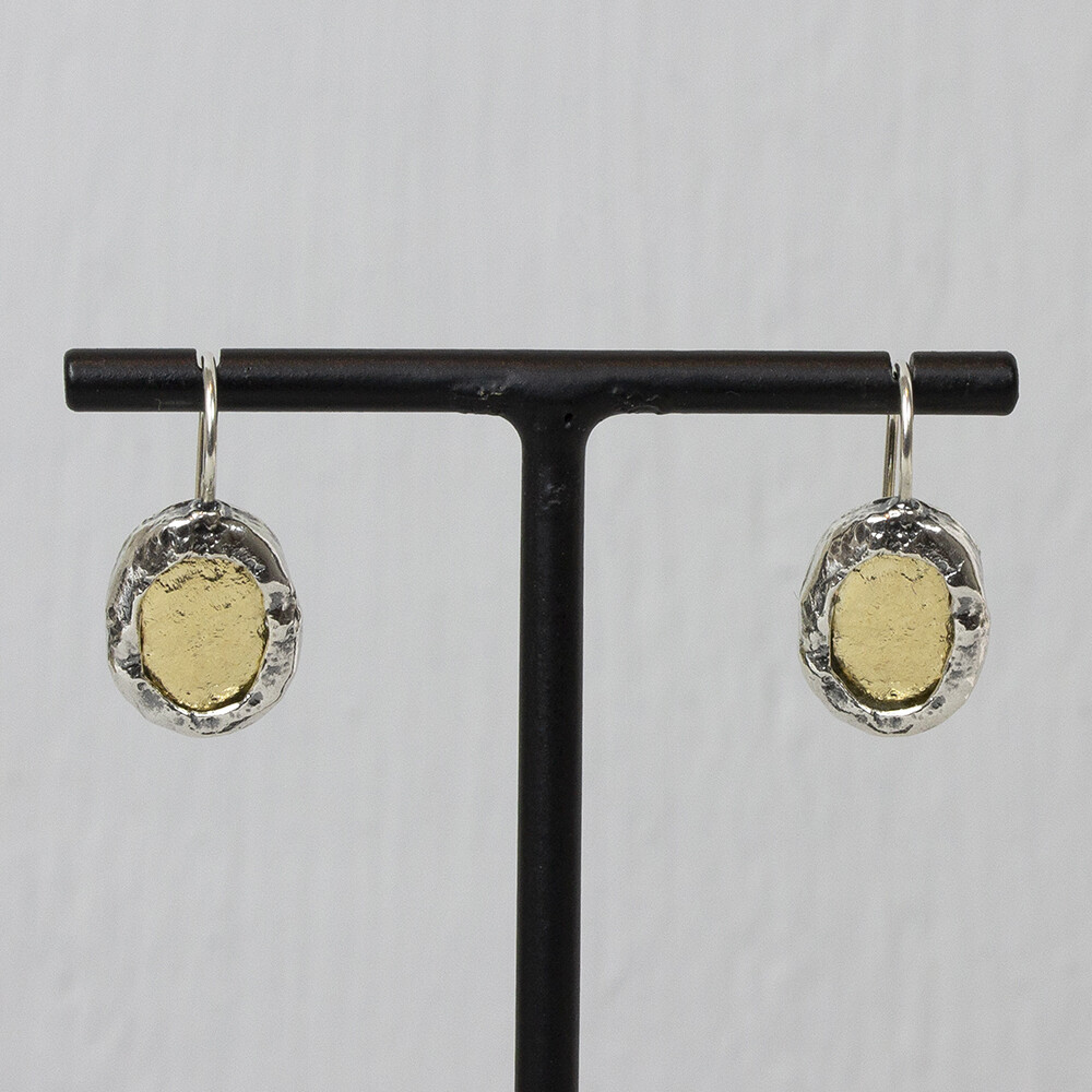 Oorhangers gemaakt van 925 sterling oxy shiny zilver met een hart van goud. Oxy shiny is zilver wat geoxideerd is en daana weer gepolijst. Hierdoor blijft het zilver kleurvast. De glans van 925 sterling zilver maakt het een gewild edelmetaal voor de vervaardiging van sieraden. Het bestaat uit 92,5% puur zilver en 7,5% koper. Puur zilver is een zacht en buigzaam materiaal, het koper in 925 sterling zilver zorgt voor de stevigheid. De sieraden van Jeh Jewels zijn nikkel vrij. Vergulden is het bedekken van een voorwerp met een laagje goud. Dit artikel is door een goudbad gehaald wat ervoor zorgt dat het zilver volledig bedekt wordt met een laagje goud. Resultaat een mooie glanzende afwerking met een laagje echt goud wat ook wel silverplated of goldplated wordt genoemd.