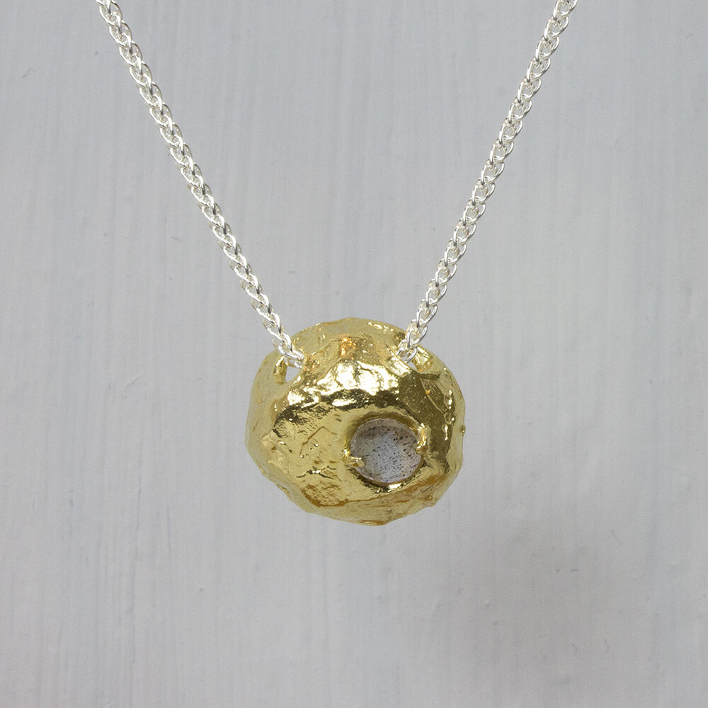Collier gemaakt van 925 sterling zilver met daaraan een hanger van zilver verguld, in de hanger zit een Labradoriet. De glans van 925 sterling zilver maakt het een gewild edelmetaal voor de vervaardiging van sieraden. Het bestaat uit 92,5% puur zilver en 7,5% koper. Puur zilver is een zacht en buigzaam materiaal, het koper in 925 sterling zilver zorgt voor de stevigheid. De sieraden van Jeh Jewels zijn nikkel vrij. Vergulden is het bedekken van een voorwerp met een laagje goud. Dit artikel is door een goudbad gehaald wat ervoor zorgt dat het zilver volledig bedekt wordt met een laagje goud. Resultaat een mooie glanzende afwerking met een laagje echt goud wat ook wel silverplated of goldplated wordt genoemd. Bij Jéh Jewels werken wij met echte edelstenen, dit zijn natuurlijke producten waardoor niet iedere steen hetzelfde is. Ieder sieraad is hierbij dus uniek. De kleur en structuur van de steen kan afwijken van de foto op de website.