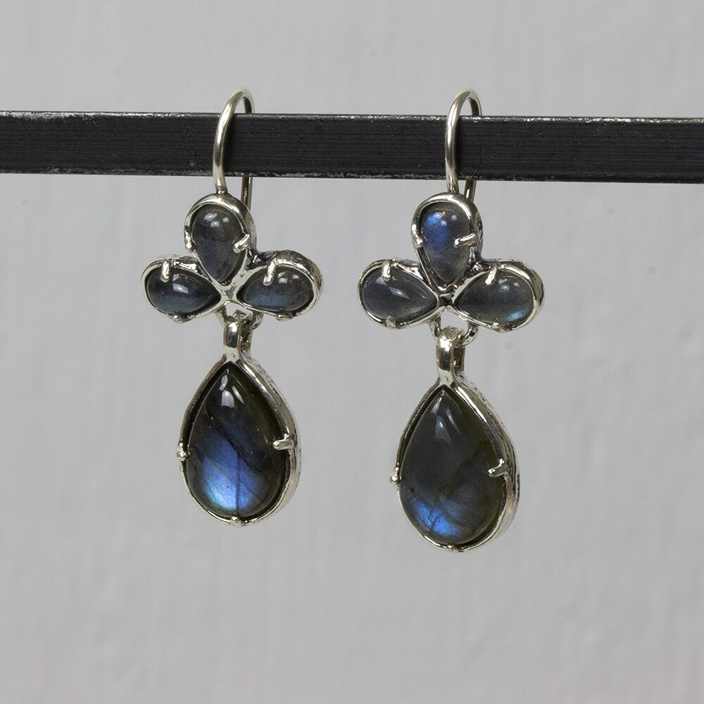 Klassieke oorhangers gemaakt van 925 sterling zilver met Labradoriet. Labradoriet is een magische, beschermende en spirituele steen. Het beschermt het eigen energieveld (aura) tegen negatieve invloeden uit de omgeving.