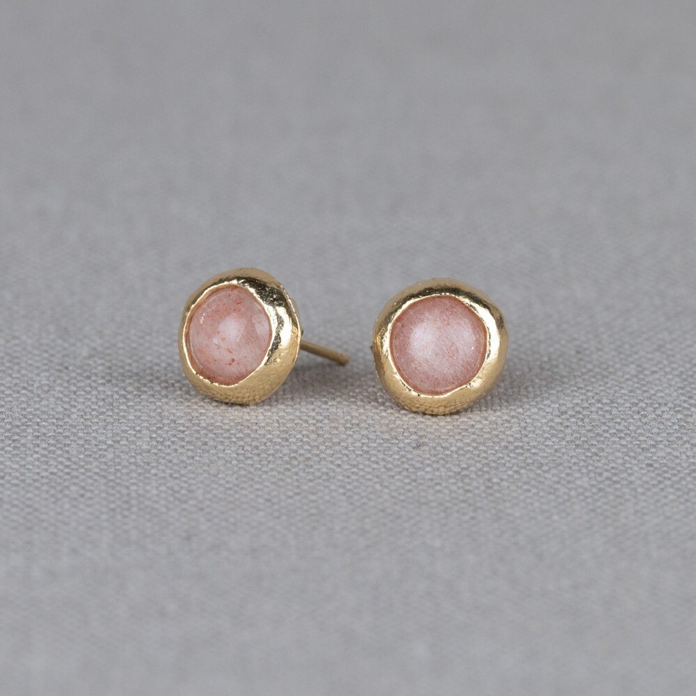 Jéh Jewels oorsteker gemaakt van zilver verguld met daarin een roze Maansteen. Roze maansteen is de steen van positiviteit en liefdevolle energie. De steen leert je om het leven te nemen zoals het is en te waarderen.