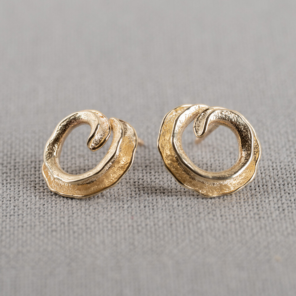 Oorsteker gemaakt van 14 karaat goud. Combineer deze elegante oorbellen met een mooi collier en ring uit de Curly-lijn.
