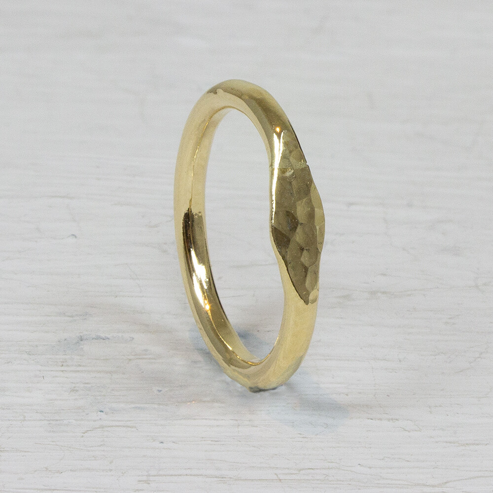 Ring van Jeh Jewels gemaakt van Goldfilled, gaaf in combinatie met een andere ringen, maar ook prachtig alleen. Goldfilled komt uit Amerika en wordt daar al langer gebruikt voor de vervaardiging van sieraden met een "touch of gold" voor een betaalbare prijs. Het goldfilled blijft op kleur, is slijtvast en de goudlaag is dik genoeg om lang te kunnen genieten van de warme uitstraling van goud. Goldfilled wordt veelal ook goed verdragen door mensen die allergisch zijn voor andere metalen dan goud.