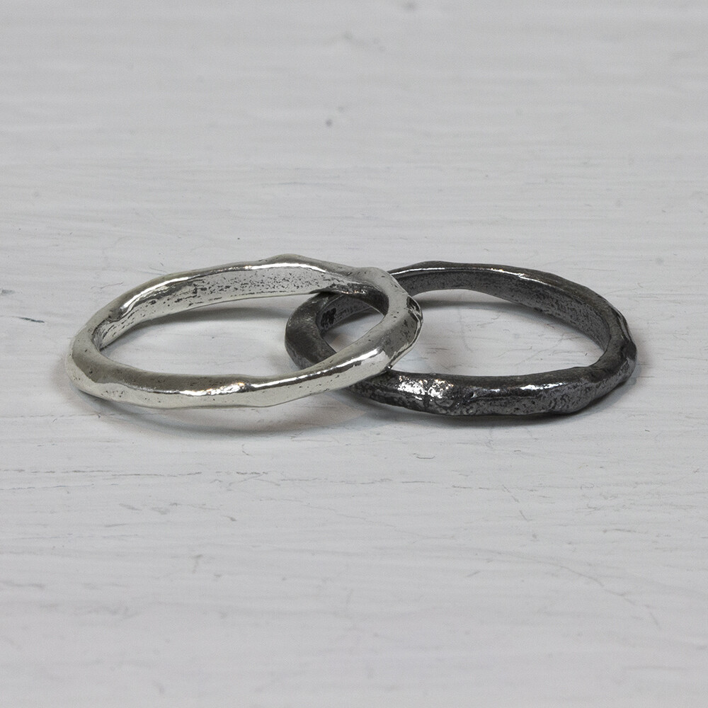 Twee losse ringen die samen een ring vormen beide gemaakt van 925 sterling zilver waarbij er een ring geoxideerd is. Gaaf in combinatie met andere ringen maar ook prachtig in het duo. De glans van 925 sterling zilver maakt het een gewild edelmetaal voor de vervaardiging van sieraden. Het bestaat uit 925% puur zilver en 75% koper. Puur zilver is een zacht en buigzaam materiaal het koper in 925 sterling zilver zorgt voor de stevigheid. De sieraden van Jeh Jewels zijn nikkel vrij. Op dit sieraad is gebruik gemaakt van geoxideerd zilver dit is een oppervlakte bewerking. Het is mogelijk dat de geoxideerde laag na verloop van tijd door slijtage gaat vervagen.
