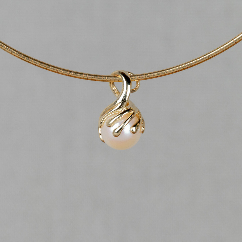 Hanger uit de najaarscollectie van Jeh Jewels gemaakt van 14 karaat goud met een prachtige 8,5 mm parel in het midden. Het goud in de hanger draait als het ware om de parel heen. Dit geeft de hanger een speels en bewegelijk effect. Combineer de hanger met een subtiele goude collier om de look af te maken. De gouden sieradenlijn van Jéh is gemaakt van 14 karaats goud. Dit karaatgehalte wordt in Nederland het meest gebruikt, vanwege de hardheid en de kleur. Puur goud is te zacht om draagbare sieraden van te maken, daarom worden er bij metalen gebruikt. Vaak wordt er zilver en koper gebruikt zodat je kunt blijven spreken van 'edele metalen'. Bij 14 karaat goud zijn er van de 1000 delen, 585 delen puur goud. De overige 415 delen bestaan dus uit de overige metalen.