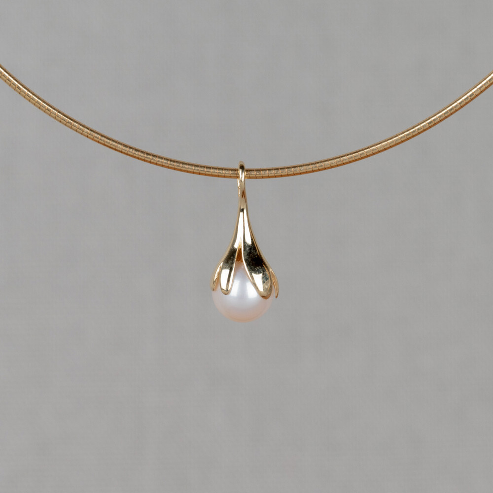 Hanger uit de najaarscollectie van Jeh Jewels gemaakt van 14 karaat goud met een prachtige parel in het midden. De parel wordt omhuld door het klassieke goud. Hierdoor valt de hanger mooi om de hals en is perfect te combineren met een klassieke oorbel. De gouden sieradenlijn van Jéh is gemaakt van 14 karaats goud. Dit karaatgehalte wordt in Nederland het meest gebruikt, vanwege de hardheid en de kleur. Puur goud is te zacht om draagbare sieraden van te maken, daarom worden er bij metalen gebruikt. Vaak wordt er zilver en koper gebruikt zodat je kunt blijven spreken van 'edele metalen'. Bij 14 karaat goud zijn er van de 1000 delen, 585 delen puur goud. De overige 415 delen bestaan dus uit de overige metalen.