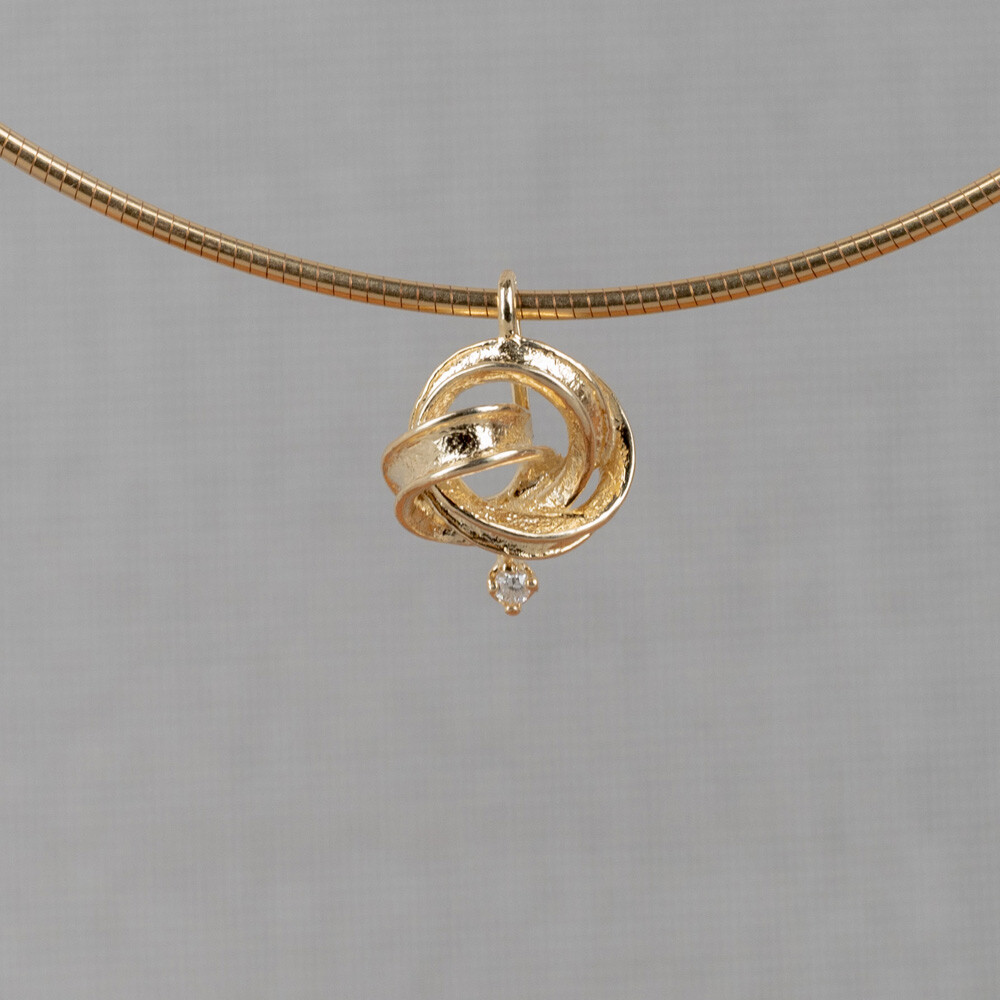 Hanger van de najaarscollectie 2022 van Jeh Jewels gemaakt van 14 karaat goud met een prachtige diamant. Na het volgen van de hanger word je aan het einde verrast door een prachige 2,6 pt diamant. Combineer deze met een klassieke gouden collier en unieke oorbellen. De gouden sieradenlijn van Jéh is gemaakt van 14 karaats goud. Dit karaatgehalte wordt in Nederland het meest gebruikt, vanwege de hardheid en de kleur. Puur goud is te zacht om draagbare sieraden van te maken, daarom worden er bij metalen gebruikt. Vaak wordt er zilver en koper gebruikt zodat je kunt blijven spreken van 'edele metalen'. Bij 14 karaat goud zijn er van de 1000 delen, 585 delen puur goud. De overige 415 delen bestaan dus uit de overige metalen.