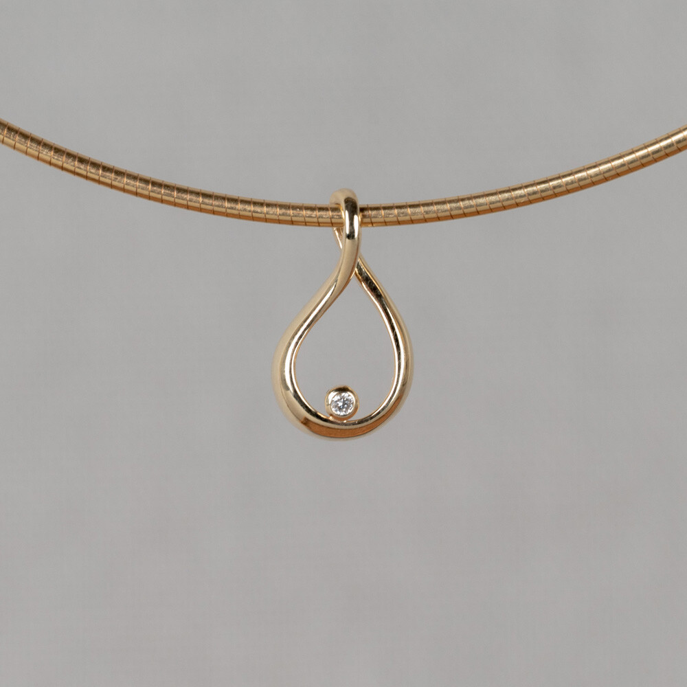 Hanger van de najaarscollectie 2022 van Jeh Jewels gemaakt van 14 karaat goud met een prachtige diamant. De diamant valt mooi in het midden van de druppelvormige hanger. Combineer dit met een klassieke oorbel om de look af te maken. De gouden sieradenlijn van Jéh is gemaakt van 14 karaats goud. Dit karaatgehalte wordt in Nederland het meest gebruikt, vanwege de hardheid en de kleur. Puur goud is te zacht om draagbare sieraden van te maken, daarom worden er bij metalen gebruikt. Vaak wordt er zilver en koper gebruikt zodat je kunt blijven spreken van 'edele metalen'. Bij 14 karaat goud zijn er van de 1000 delen, 585 delen puur goud. De overige 415 delen bestaan dus uit de overige metalen.