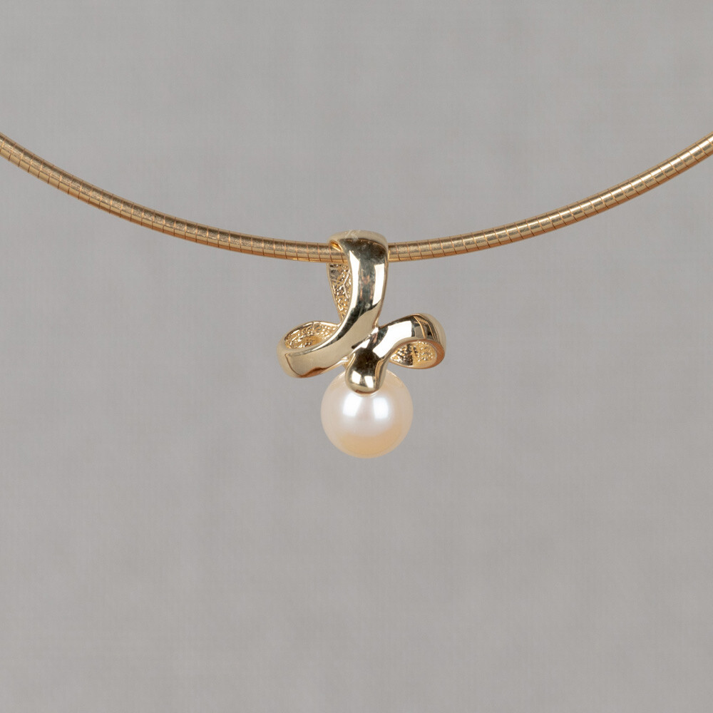 Hanger van de najaarscollectie 2022 van Jeh Jewels gemaakt van 14 karaat goud met een prachtige parel aan het eind. Omdat de parel alleen aan de bovenzijde stevig wordt vastgehouden, is deze goed zichtbaar. De unieke vorm zorgt ervoor dat deze mooi rond de hals valt. De gouden sieradenlijn van Jéh is gemaakt van 14 karaats goud. Dit karaatgehalte wordt in Nederland het meest gebruikt, vanwege de hardheid en de kleur. Puur goud is te zacht om draagbare sieraden van te maken, daarom worden er bij metalen gebruikt. Vaak wordt er zilver en koper gebruikt zodat je kunt blijven spreken van 'edele metalen'. Bij 14 karaat goud zijn er van de 1000 delen, 585 delen puur goud. De overige 415 delen bestaan dus uit de overige metalen.