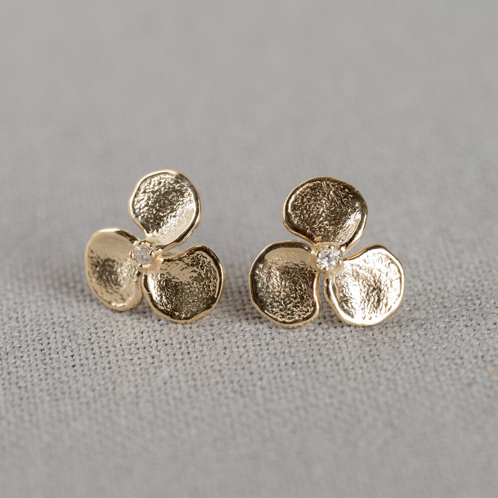 Oorbellen van de najaarscollectie 2022 van Jeh Jewels gemaakt van 14 karaat goud met een prachtige diamant in het midden. De drie gouden bladeren vormen een prachige bloem met in het midden een 4,5 pt diamant.