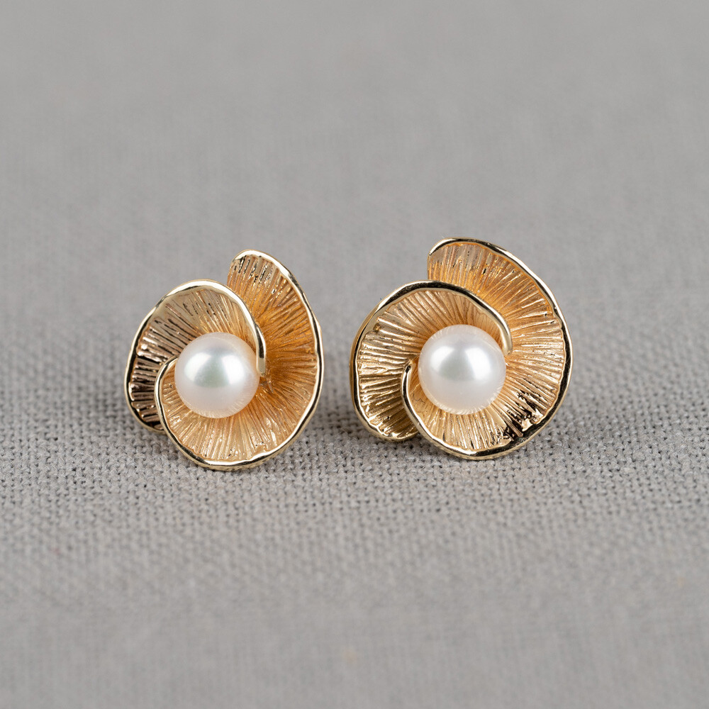 Oorbellen gemaakt van 14 karaat goud met een prachtige parel in het midden. Deze oorbellen stralen klasse uit op een subtiele manier. Combineer het met een klassiek collier en de look is af. *Prijswijzigingen voorbehouden in verband met goudkoers en gewicht!