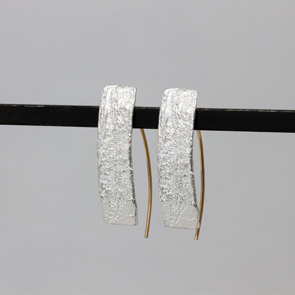 Oorhanger van de najaarscollectie 2022 van Jeh Jewels gemaakt van zilver en goldfilled. Deze oorbel bedekt als een soort zilver schild de goldfilled achterkant. Dit geft het een frisse en moderne uitstraling. Goldfilled komt uit Amerika en wordt daar al langer gebruikt voor de vervaardiging van sieraden met een "touch of gold" voor een betaalbare prijs. Het goldfilled blijft op kleur, is slijtvast en de goudlaag is dik genoeg om lang te kunnen genieten van de warme uitstraling van goud. Goldfilled wordt veelal ook goed verdragen door mensen die allergisch zijn voor andere metalen dan goud. De glans van 925 sterling zilver maakt het een gewild edelmetaal voor de vervaardiging van sieraden. Het bestaat uit 92,5% puur zilver en 7,5% koper. Puur zilver is een zacht en buigzaam materiaal, het koper in 925 sterling zilver zorgt voor de stevigheid. De sieraden van Jéh Jewels zijn nikkel vrij.