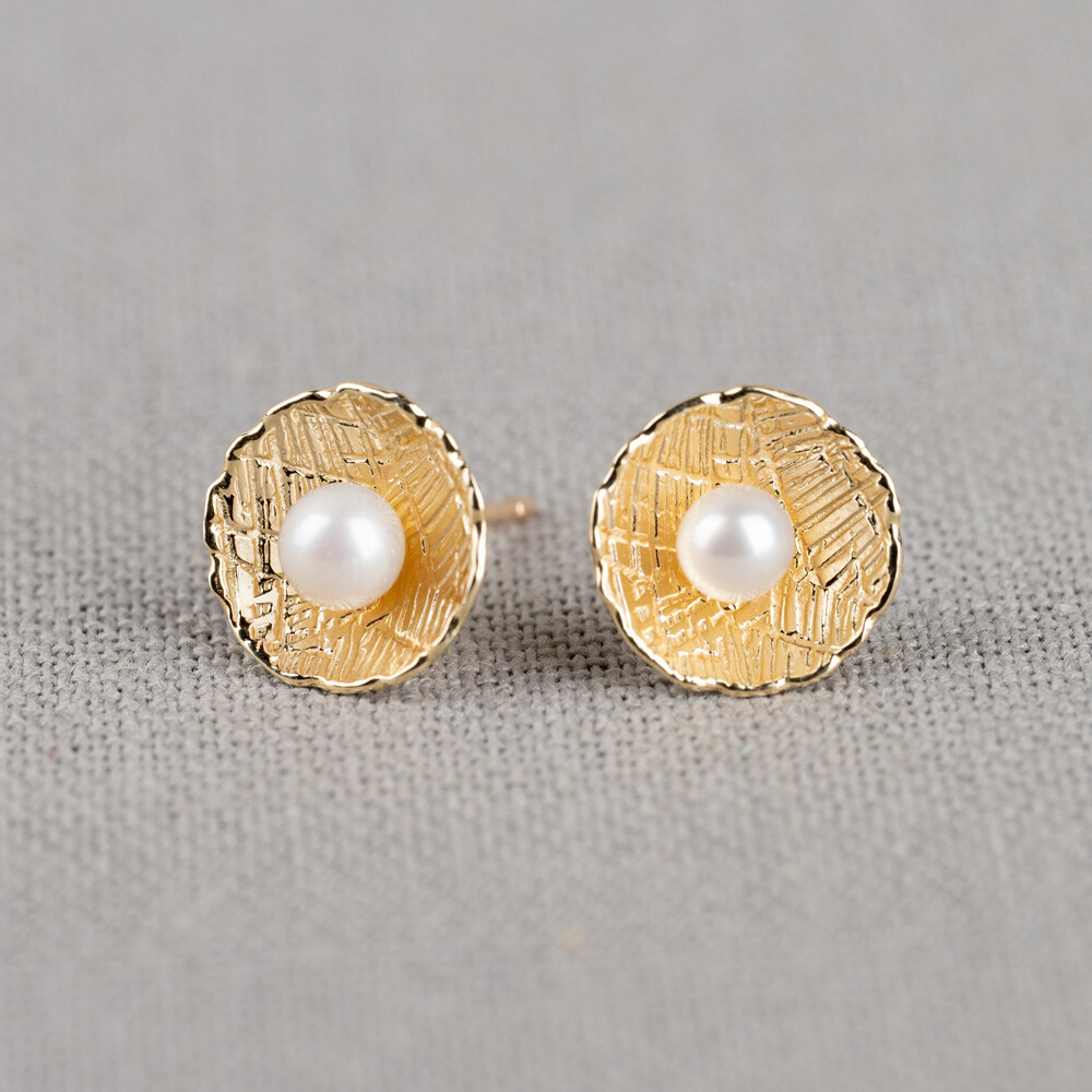 Oorstekers uit de goudcollectie van Jeh Jewels gemaakt van 14 karaat goud met binnenin een prachtige parel. Combineer deze oorbellen, met een ander sieraad met parel uit de goudcollectie!