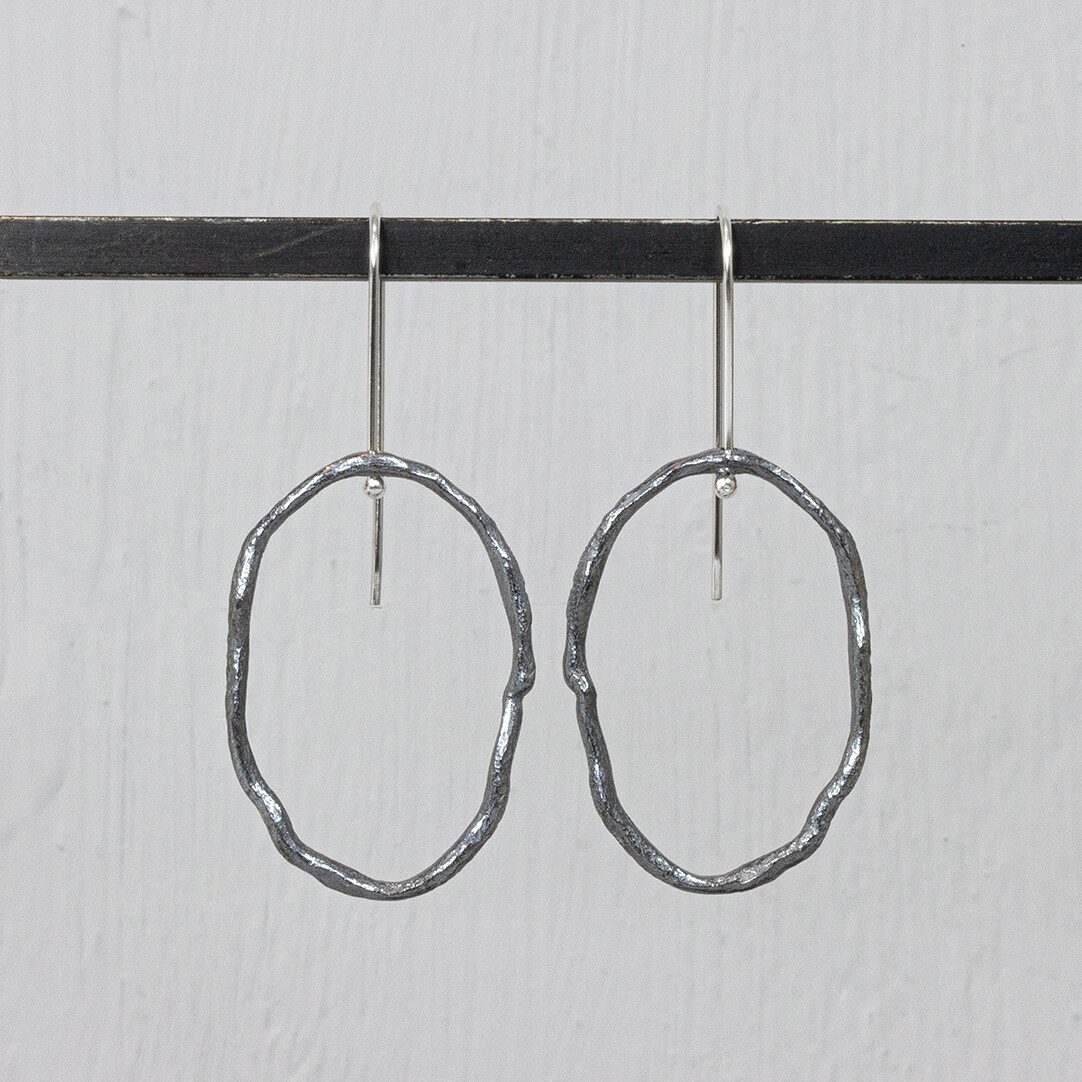Oorhanger van de najaarscollectie 2022 van Jeh Jewels gemaakt van geoxideerd zilver. Deze oorbel is de perfecte aanvulling op je collectie. Ze zijn uniek en speels. De lichte hamerslag zorgt dat deze oorbel niet helemaal rond is. Dat maakt 'm juist zo leuk! Op dit sieraad is gebruik gemaakt van geoxideerd zilver, dit is een oppervlakte bewerking. Het is mogelijk dat de geoxideerde laag na verloop van tijd door slijtage gaat vervagen.
