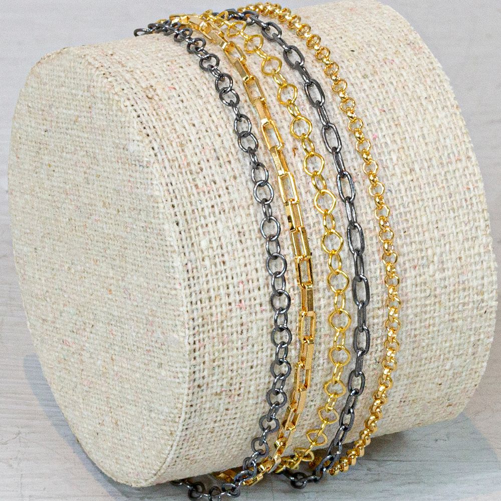 Armband van de najaarscollectie 2022 van Jeh Jewels met 5 rijen. Deze armeband is een regenboog aan kleur. Hij is namelijk gemaakt van zowel zilver, goldfilled en geoxideerd zilver. Combineer deze met de bijpassende ketting om de look af te maken. Goldfilled komt uit Amerika en wordt daar al langer gebruikt voor de vervaardiging van sieraden met een "touch of gold" voor een betaalbare prijs. Het goldfilled blijft op kleur, is slijtvast en de goudlaag is dik genoeg om lang te kunnen genieten van de warme uitstraling van goud. Goldfilled wordt veelal ook goed verdragen door mensen die allergisch zijn voor andere metalen dan goud. Op dit sieraad is gebruik gemaakt van geoxideerd zilver, dit is een oppervlakte bewerking. Het is mogelijk dat de geoxideerde laag na verloop van tijd door slijtage gaat vervagen. De glans van 925 sterling zilver maakt het een gewild edelmetaal voor de vervaardiging van sieraden. Het bestaat uit 92,5% puur zilver en 7,5% koper. Puur zilver is een zacht en buigzaam materiaal, het koper in 925 sterling zilver zorgt voor de stevigheid. De sieraden van Jéh Jewels zijn nikkel vrij.