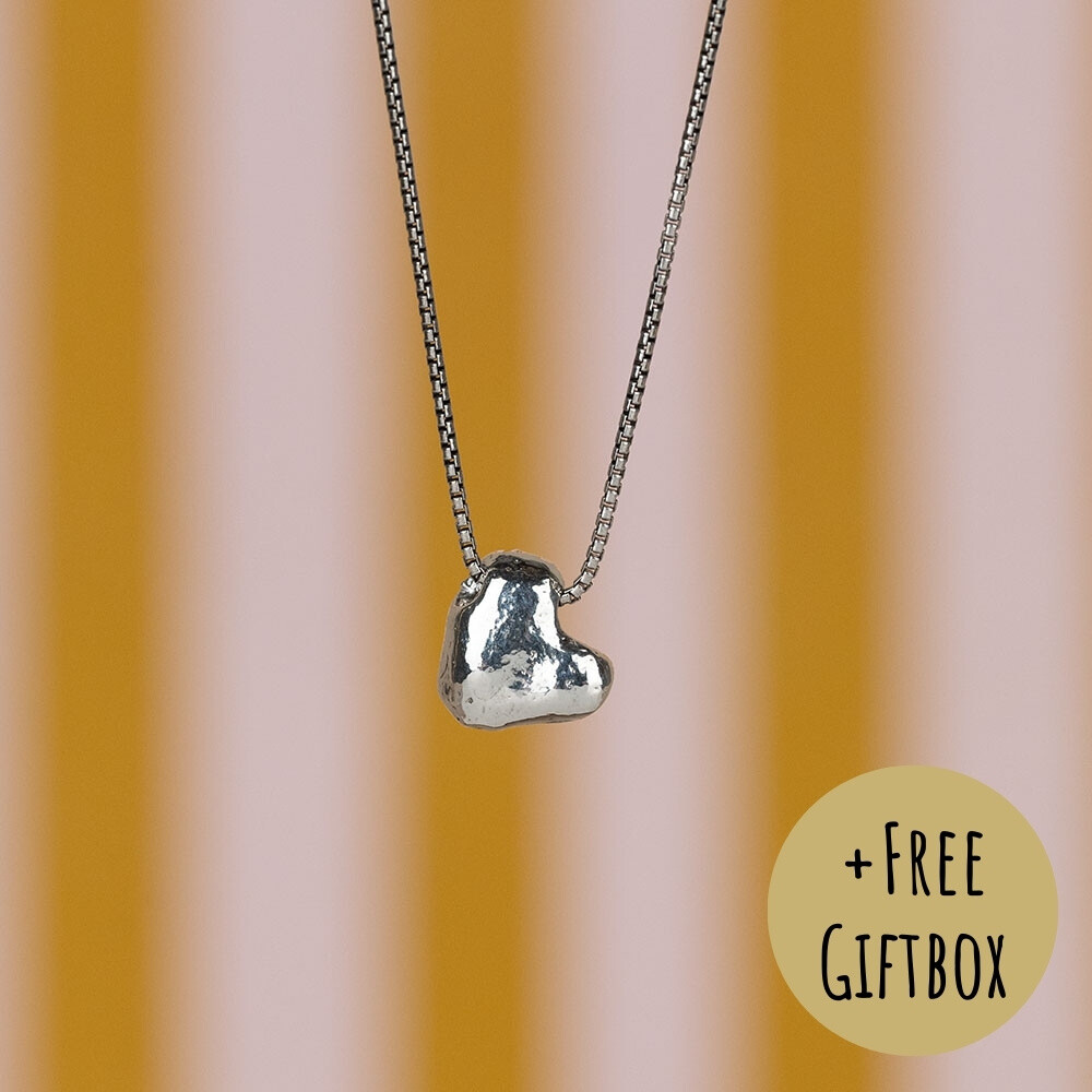 Collier van Jeh Jewels met zilver hartje. Dit zilveren collier is voor mensen met een hart van goud. Het geoxideerde kettinkje en het zilveren hartje matchen perfect bij elkaar. Draag deze ketting los of combineer 'm met een andere ketting.