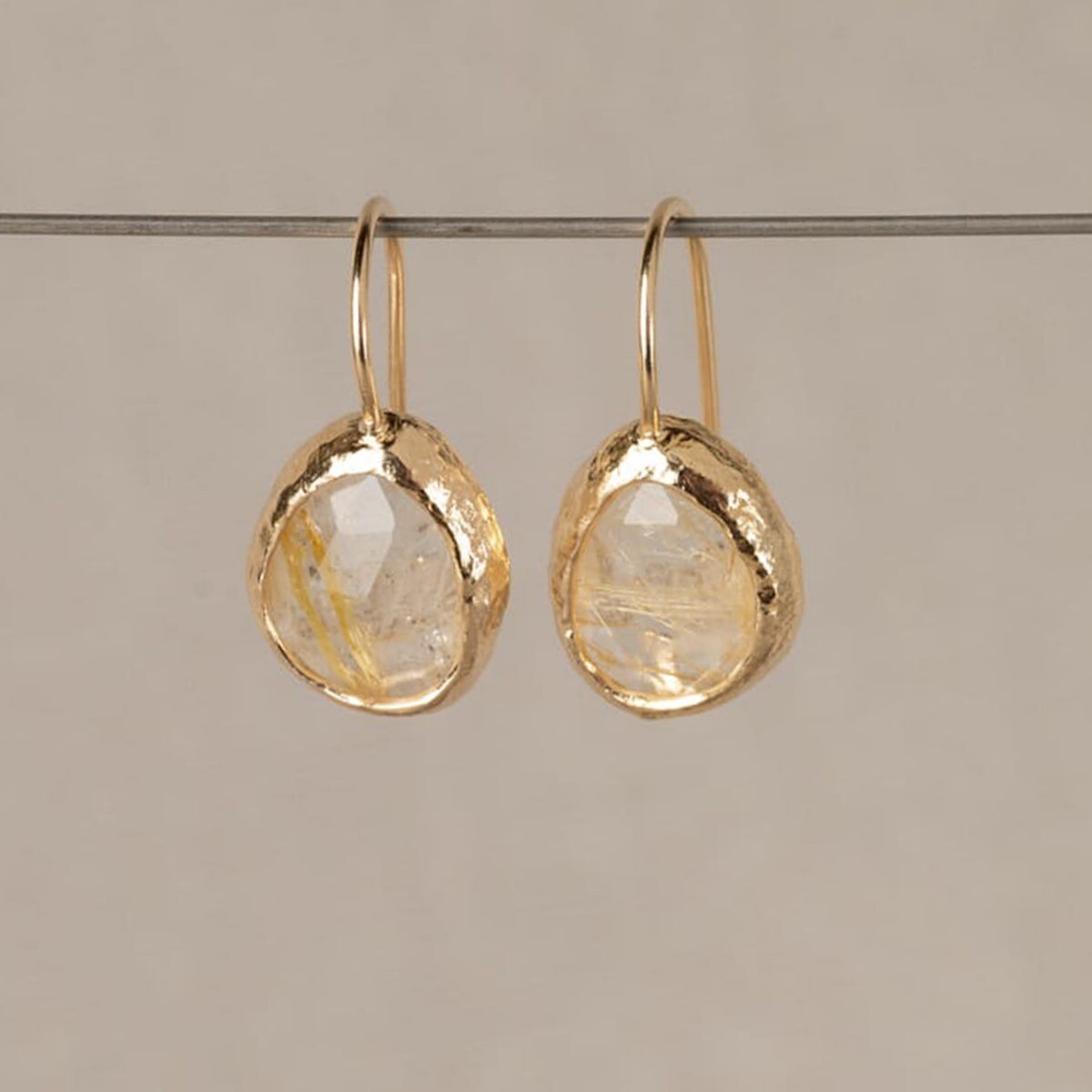 Oorhangers van de najaarscollectie 2022 van Jéh Jewels geheel zilver verguld met Rutielkwarts. Deze oorbellen draagt een rustgevend gevoel met zich mee. De hoeveelheid detail in deze steen is ongelofelijk. Hoe langer je er naar kijkt, hoe meer betoverd je raakt. 