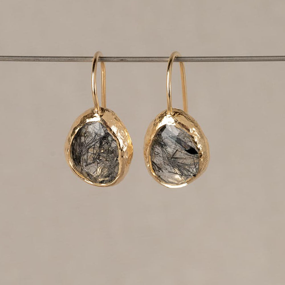 Oorhangers van Jéh Jewels geheel zilver verguld met een zwarte Rutielkwarts. Deze oorbellen draagt een rustgevend gevoel met zich mee. De hoeveelheid detail in deze steen is ongelofelijk. Hoe langer je er naar kijkt, hoe meer betoverd je raakt. 