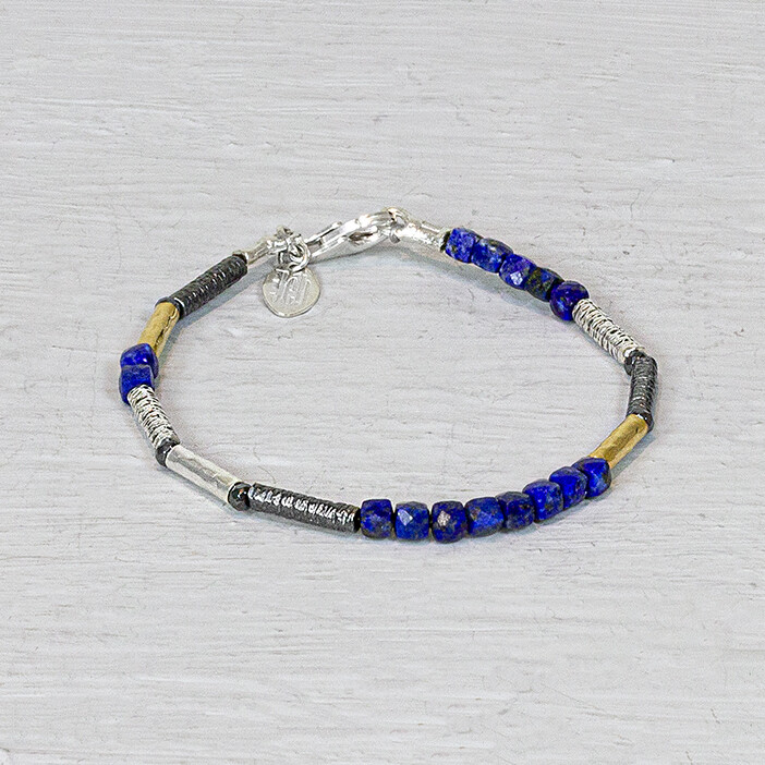 Armband gemaakt van 925 sterling zilver, geoxideerd zilver, Goldfilled en de edelsteen Lapis. Combineer deze armband met een paar oorbellen, een mooi collier en een ring en maak je look af.