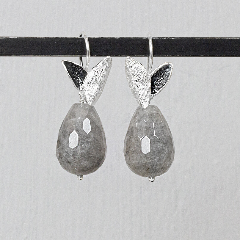 Oorhanger van Jéh Jewels met grijze quarts. Deze oorbel is perfect voor de winter tijden. De grijze quarts gecombineert met het zilver zorgt voor een stoere uitstraling. Draag het met een leren jas en straal het hele najaar. 