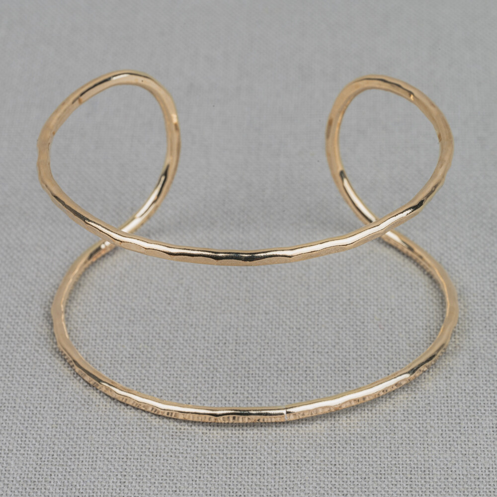 Armband gemaakt van Goldfilled. Deze armband is een echte eyecatcher. Door de dubbele lijnen lijkt het net alsof je twee armbanden om hebt. Combineer 'm met andere armbanden om de look af te maken.