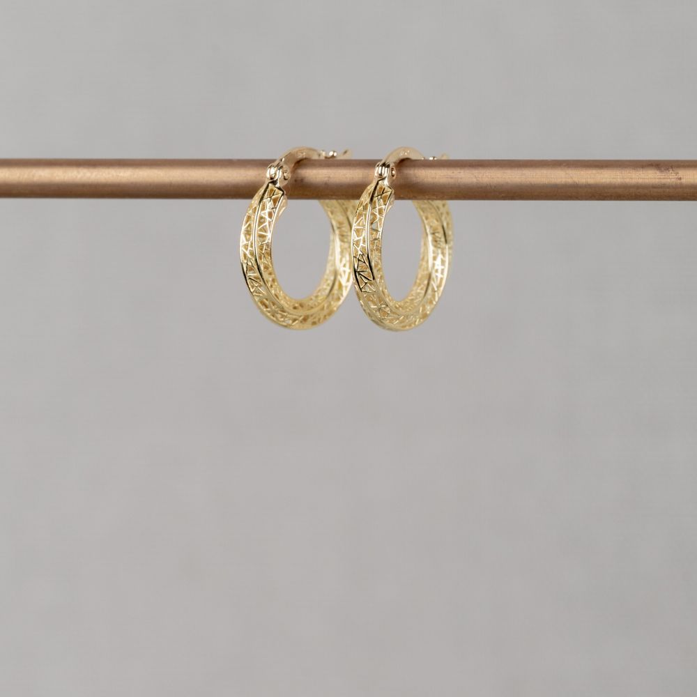 Oorhoepels gemaakt van 14 karaat, prachtig in combinatie met de andere 3D sieraden van Jeh Jewels. De gouden sieradenlijn van Jéh is gemaakt van 14 karaats goud. Dit karaatgehalte wordt in Nederland het meest gebruikt, vanwege de hardheid en de kleur. Puur goud is te zacht om draagbare sieraden van te maken, daarom worden er bij metalen gebruikt. Vaak wordt er zilver en koper gebruikt zodat je kunt blijven spreken van 'edele metalen'. Bij 14 karaat goud zijn er van de 1000 delen, 585 delen puur goud. De overige 415 delen bestaan dus uit de overige metalen.