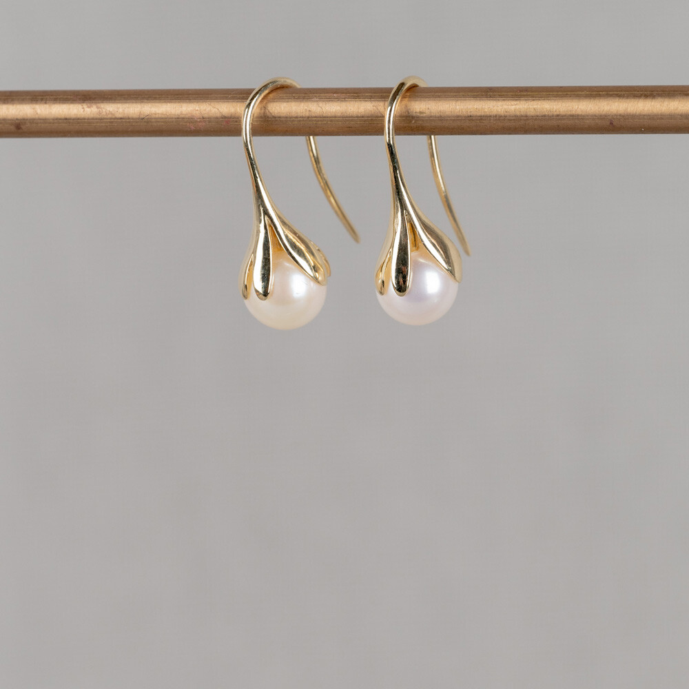 Oorhanger uit de goudcollectie van Jeh Jewels, gemaakt van 14 karaat goud met daarin een prachtige parel. Combineer deze oorbellen me de bijpassende hanger!