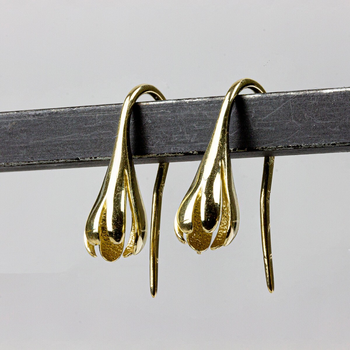 Oorhangers uit de goudcollectie van Jeh Jewels, gemaakt van 14 karaat goud. Deze sierlijke oorhangers lijken net een tulp! De gouden sieradenlijn van Jéh is gemaakt van 14 karaats goud. Dit karaatgehalte wordt in Nederland het meest gebruikt, vanwege de hardheid en de kleur. Puur goud is te zacht om draagbare sieraden van te maken, daarom worden er bij metalen gebruikt. Vaak wordt er zilver en koper gebruikt zodat je kunt blijven spreken van 'edele metalen'. Bij 14 karaat goud zijn er van de 1000 delen, 585 delen puur goud. De overige 415 delen bestaan dus uit de overige metalen.