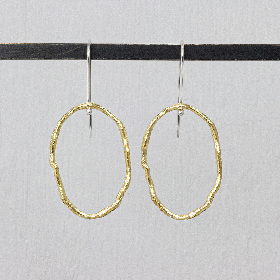 Oorhanger van de najaarscollectie 2022 van Jeh Jewels gemaakt van verguld zilver. Deze oorbel is de perfecte aanvulling op je collectie. Ze zijn uniek en speels. De lichte hamerslag zorgt dat deze oorbel niet helemaal rond is. Dat maakt 'm juist zo leuk! Vergulden is het bedekken van een voorwerp met een laagje goud. Dit artikel is door een goudbad gehaald wat ervoor zorgt dat het zilver volledig bedekt wordt met een laagje goud. Resultaat een mooie glanzende afwerking met een laagje echt goud wat ook wel silverplated of goldplated wordt genoemd.
