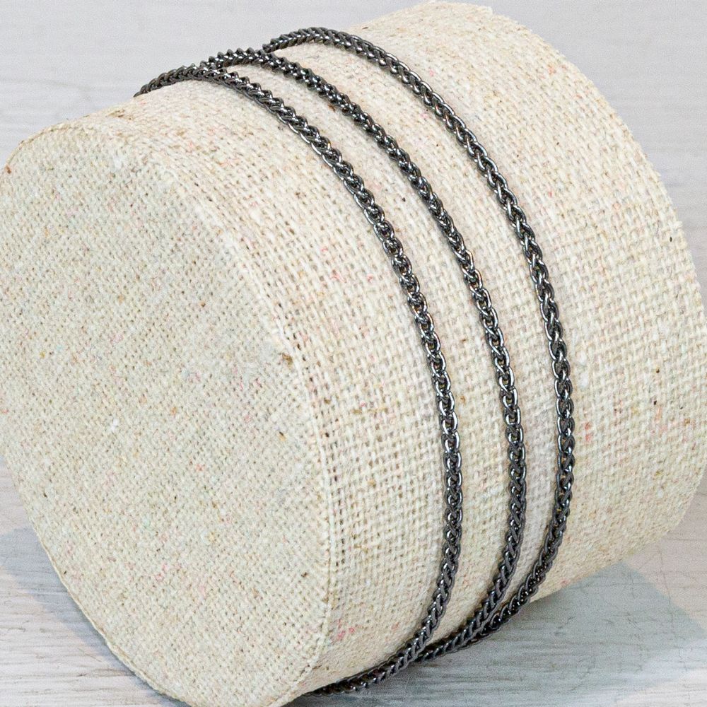 Armband van de najaarscollectie 2022 van Jeh Jewels met 3 rijen. Deze armband is gemaakt van geoxideerd zilver. Dit geeft het een stoer karakter. Door de bijzondere sluiting blijven alle drie de rijen netjes naast elkaar. Op dit sieraad is gebruik gemaakt van geoxideerd zilver, dit is een oppervlakte bewerking. Het is mogelijk dat de geoxideerde laag na verloop van tijd door slijtage gaat vervagen. De glans van 925 sterling zilver maakt het een gewild edelmetaal voor de vervaardiging van sieraden. Het bestaat uit 92,5% puur zilver en 7,5% koper. Puur zilver is een zacht en buigzaam materiaal, het koper in 925 sterling zilver zorgt voor de stevigheid. De sieraden van Jéh Jewels zijn nikkel vrij.