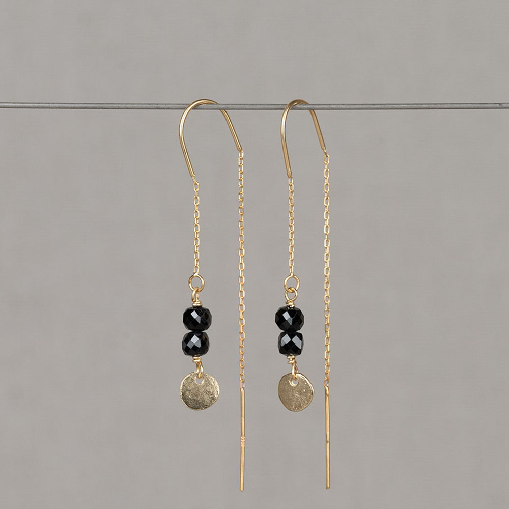 Doortrekoorbel van Jéh Jewels met Spinel steen. Deze populaire oorbellen zijn er nu ook met een mooie Spinel steen. De oorbel is elegant maar heeft door de ruwe steen ook een stoer karakter. Combineer 'm met jeans voor de perfecte look.