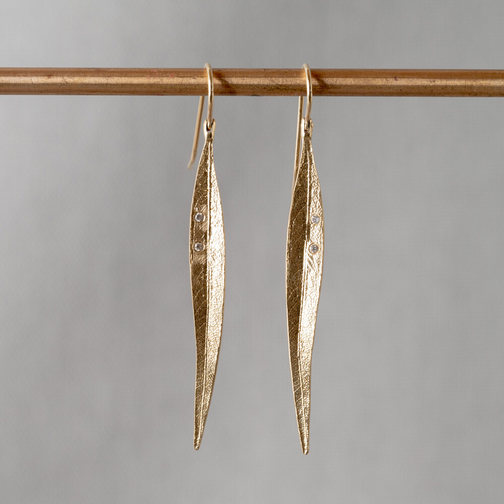 Bladvormige oorhangers gemaakt van 14 karaat goud met in beide oorbellen een diamant (0.04 ct + H-I / VS-SI1).