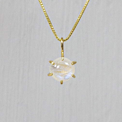 Collier van Jéh Jewels gemaakt van verguld zilver en maansteen. Dit prachtige collier is gemaakt van maansteen met daaromheen verguld zilver. Ook het kettinkje zelf is van verguld zilver. 